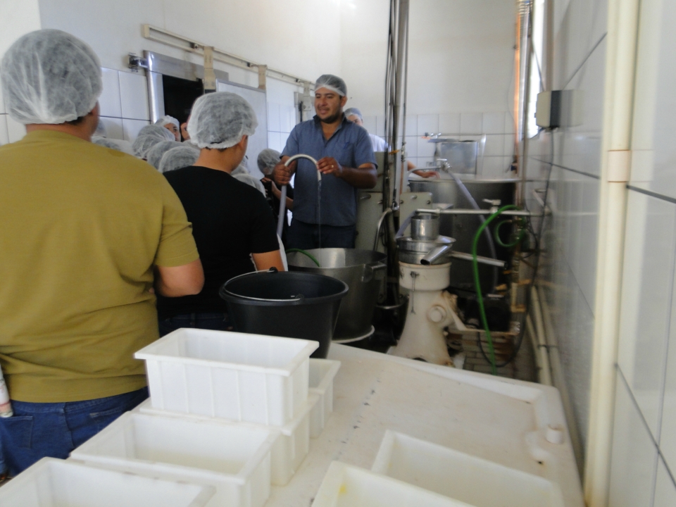Alunos do Distrito PANA visita Laticínio Eldorado