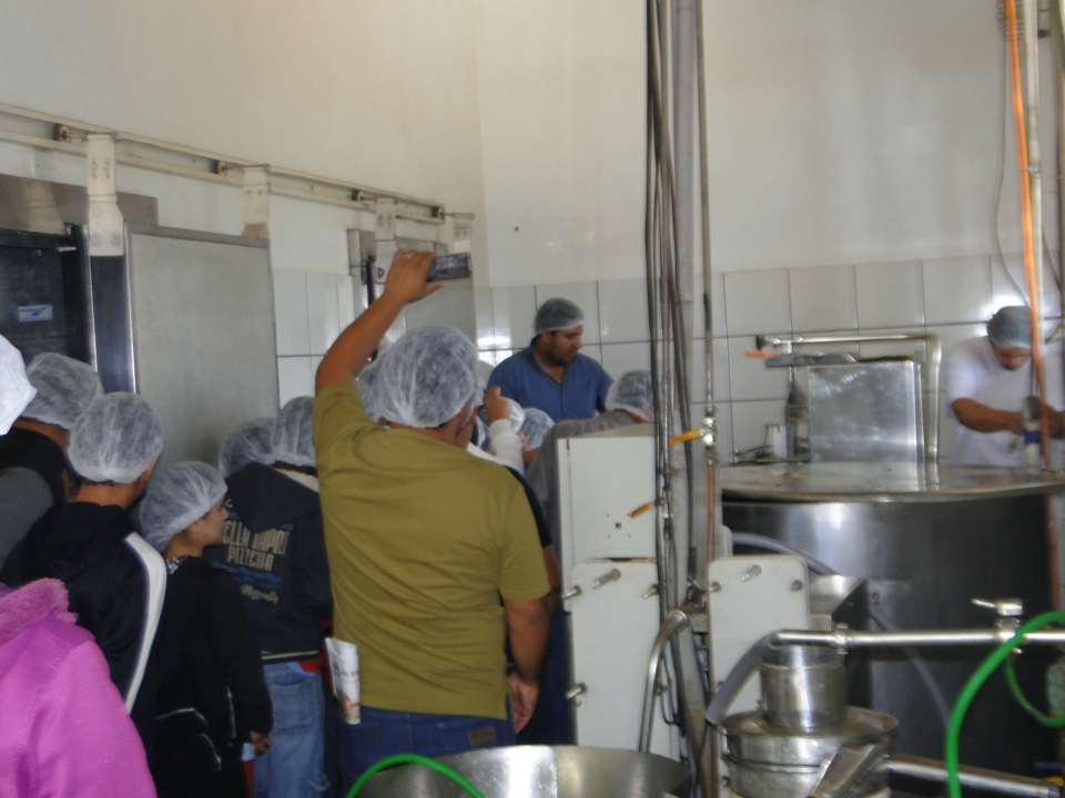Alunos do Distrito PANA visita Laticínio Eldorado