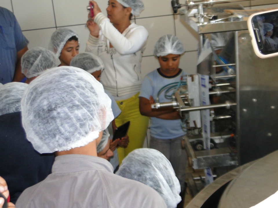 Alunos do Distrito PANA visita Laticínio Eldorado