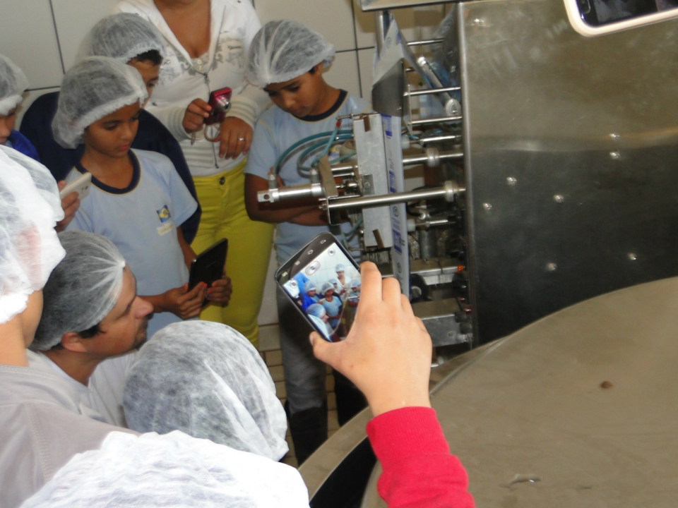 Alunos do Distrito PANA visita Laticínio Eldorado