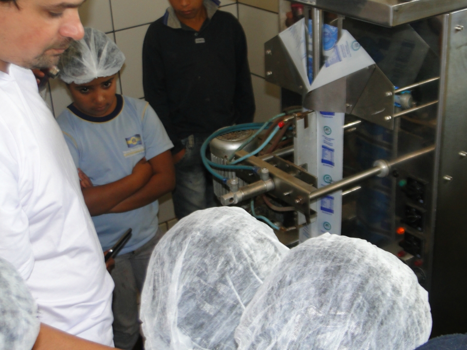 Alunos do Distrito PANA visita Laticínio Eldorado