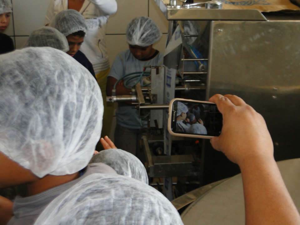 Alunos do Distrito PANA visita Laticínio Eldorado