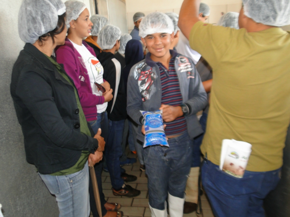Alunos do Distrito PANA visita Laticínio Eldorado