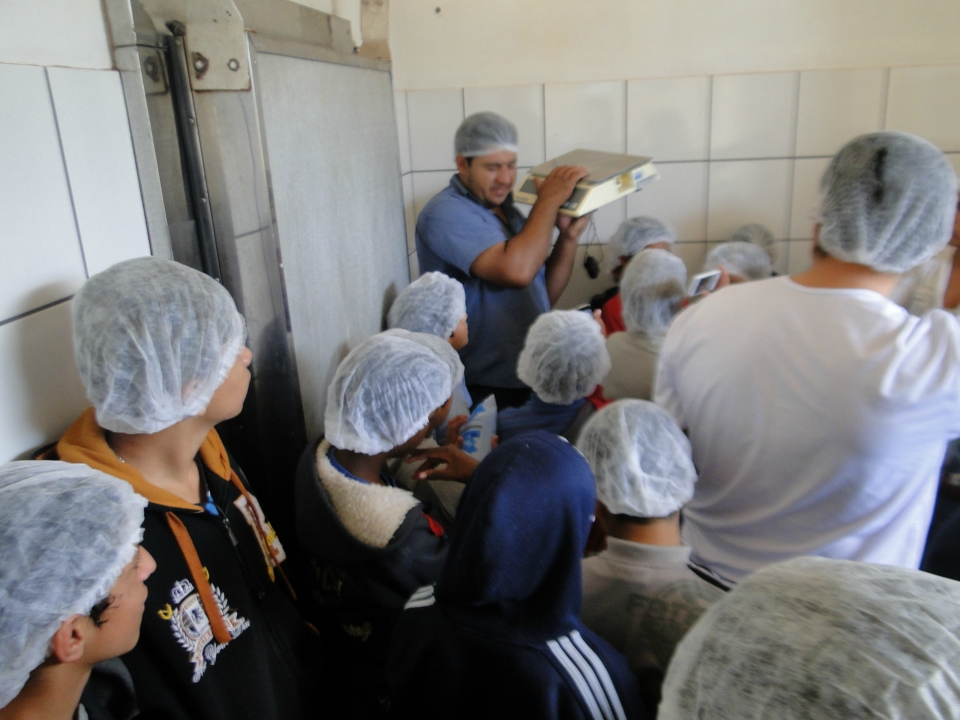 Alunos do Distrito PANA visita Laticínio Eldorado