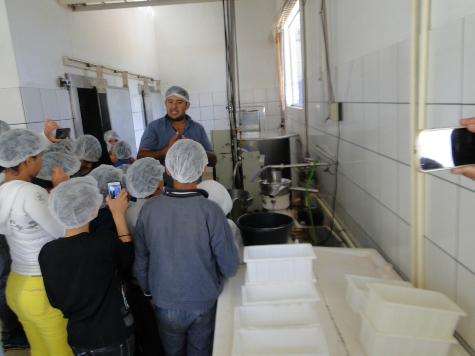 Alunos do Distrito PANA visita Laticínio Eldorado