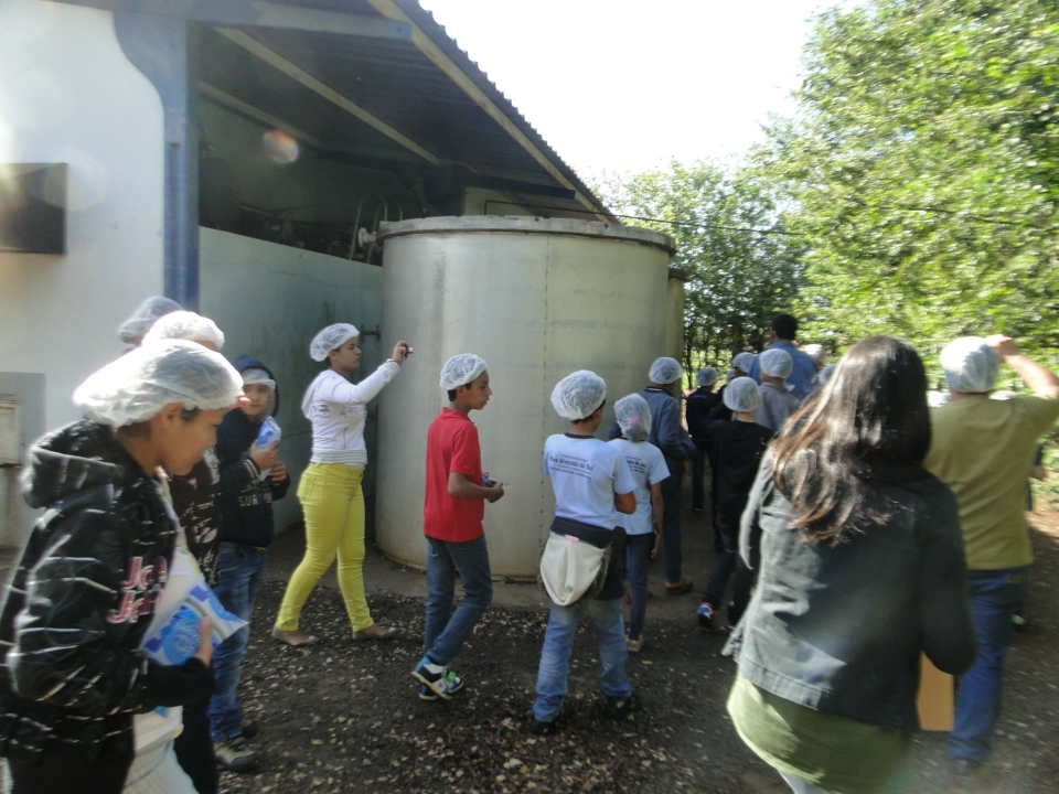 Alunos do Distrito PANA visita Laticínio Eldorado