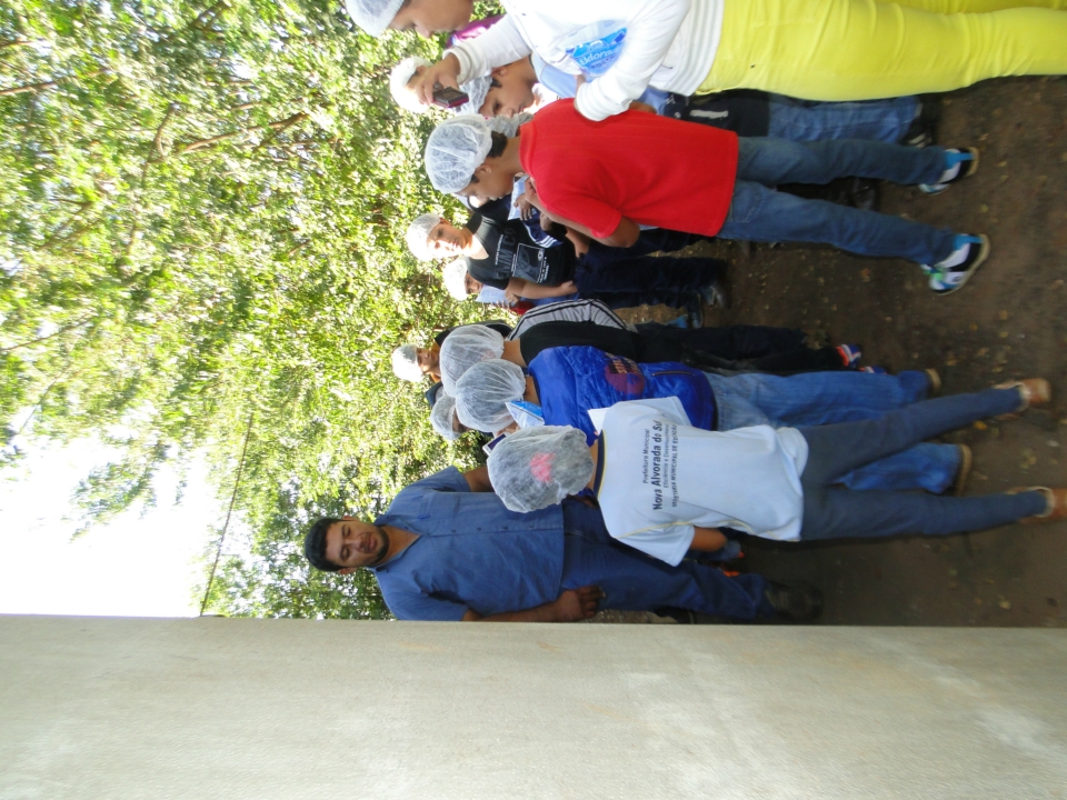 Alunos do Distrito PANA visita Laticínio Eldorado