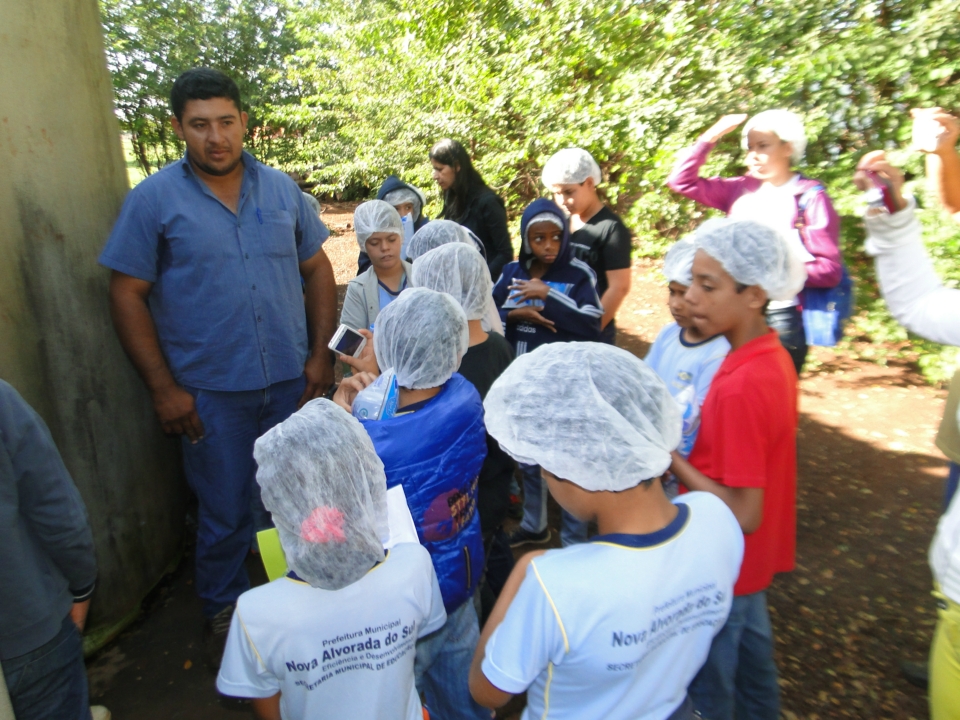 Alunos do Distrito PANA visita Laticínio Eldorado