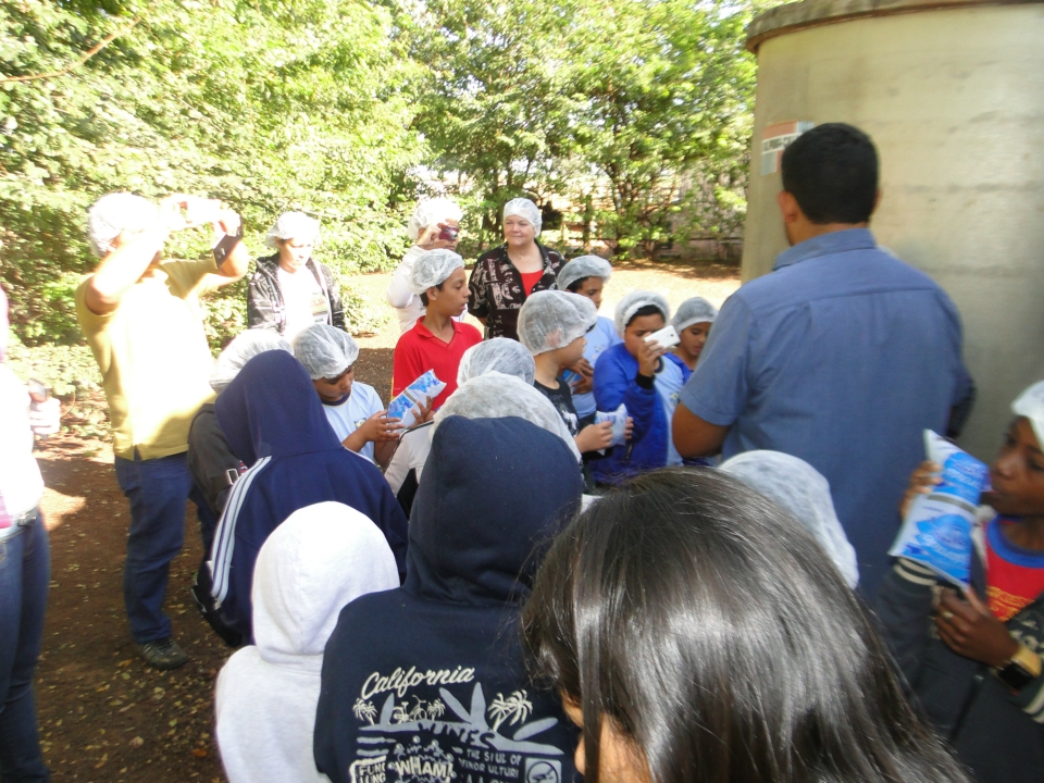Alunos do Distrito PANA visita Laticínio Eldorado