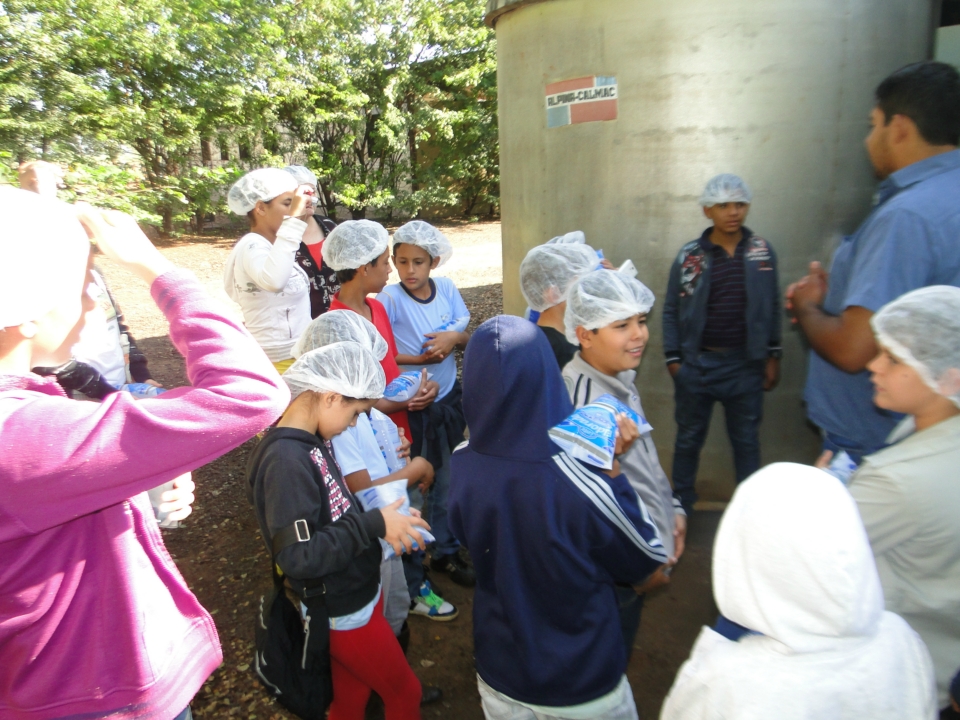 Alunos do Distrito PANA visita Laticínio Eldorado