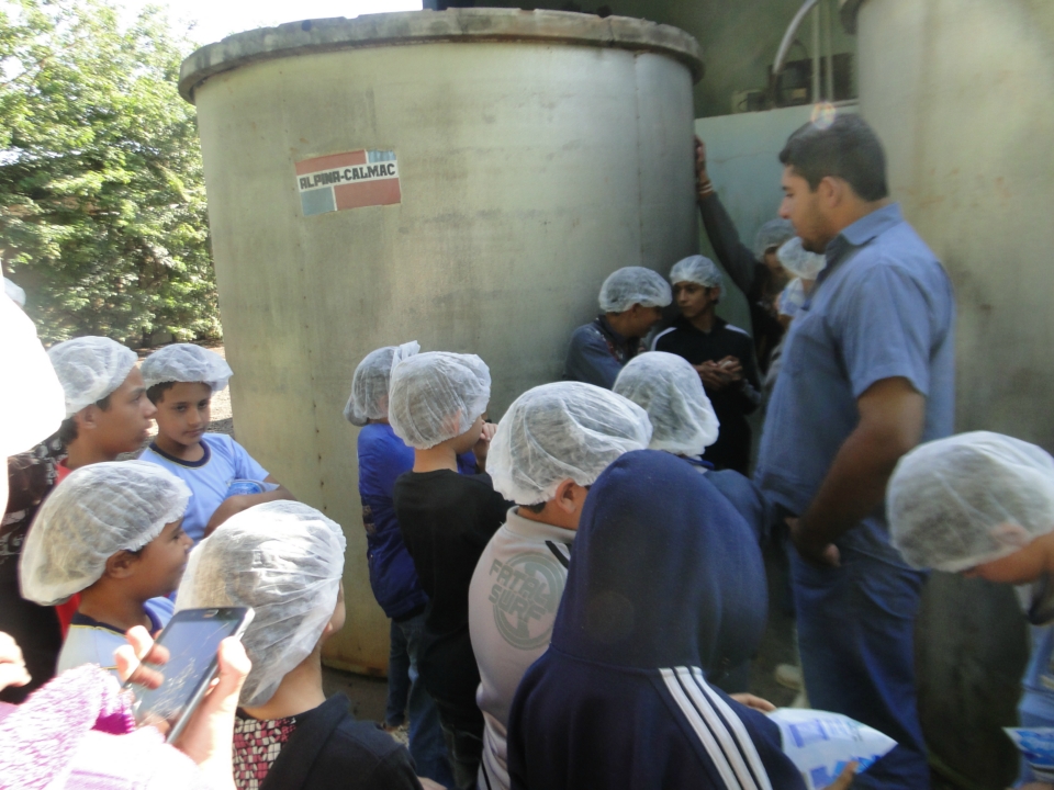 Alunos do Distrito PANA visita Laticínio Eldorado