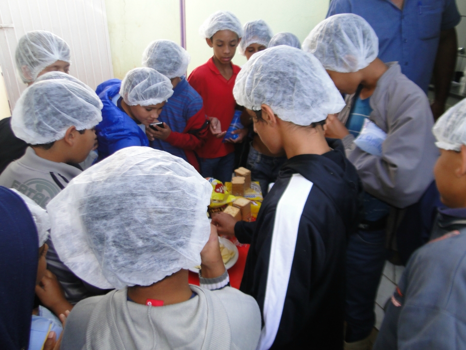 Alunos do Distrito PANA visita Laticínio Eldorado