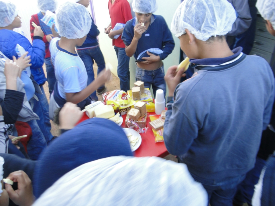 Alunos do Distrito PANA visita Laticínio Eldorado
