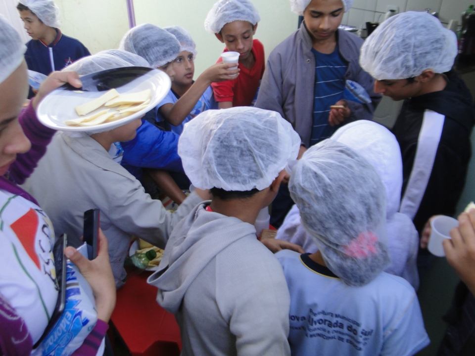 Alunos do Distrito PANA visita Laticínio Eldorado
