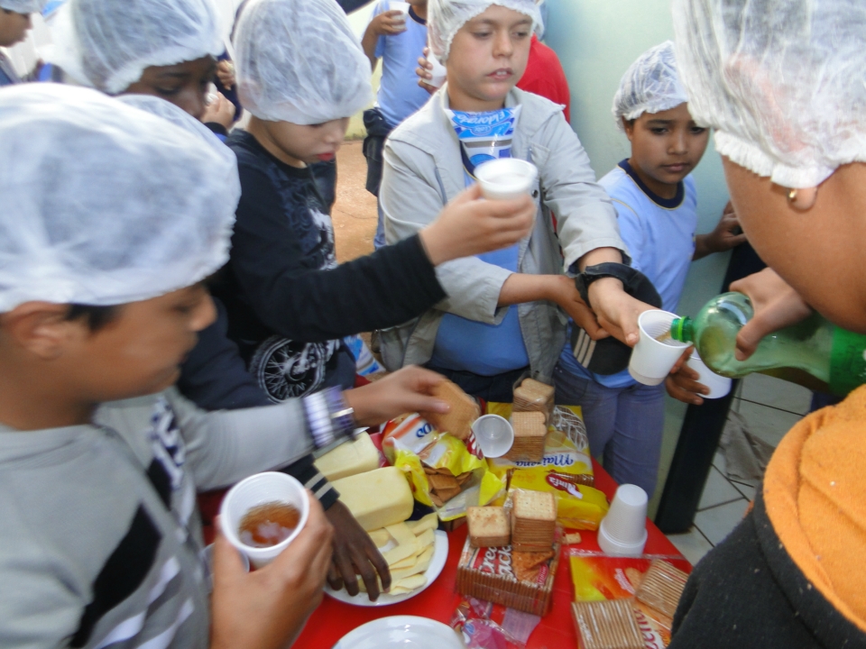 Alunos do Distrito PANA visita Laticínio Eldorado