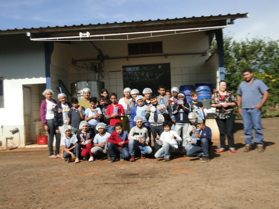 Alunos do Distrito PANA visita Laticínio Eldorado