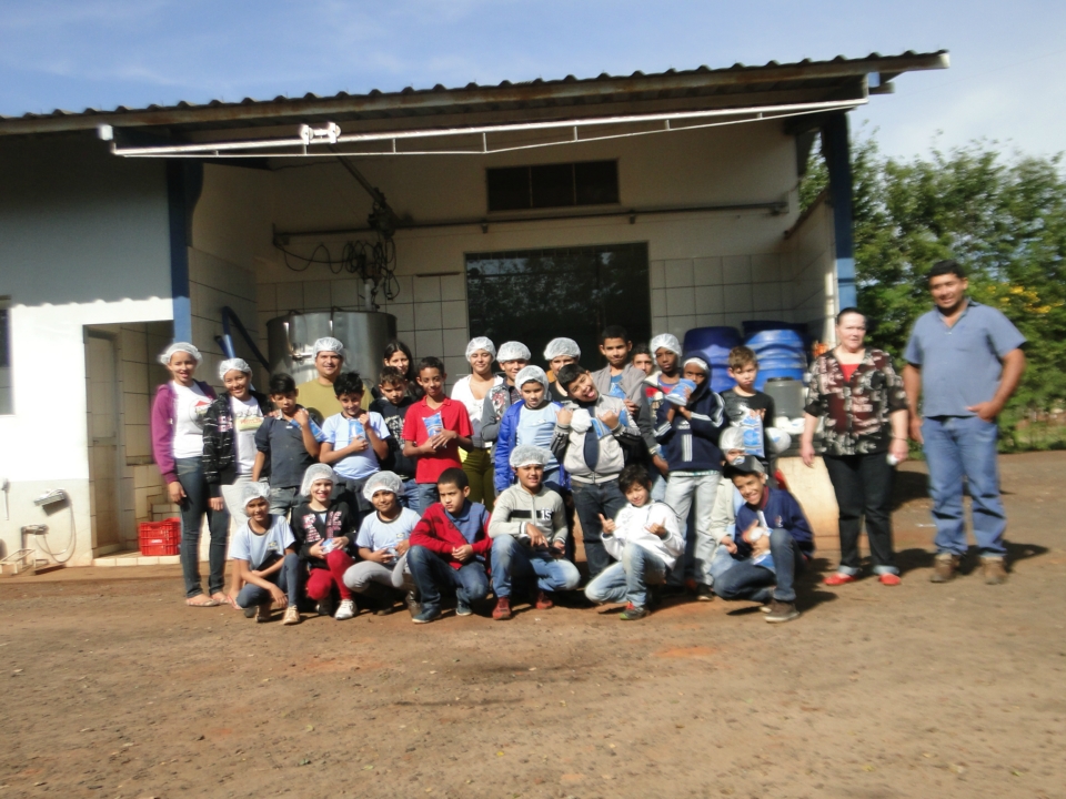 Alunos do Distrito PANA visita Laticínio Eldorado