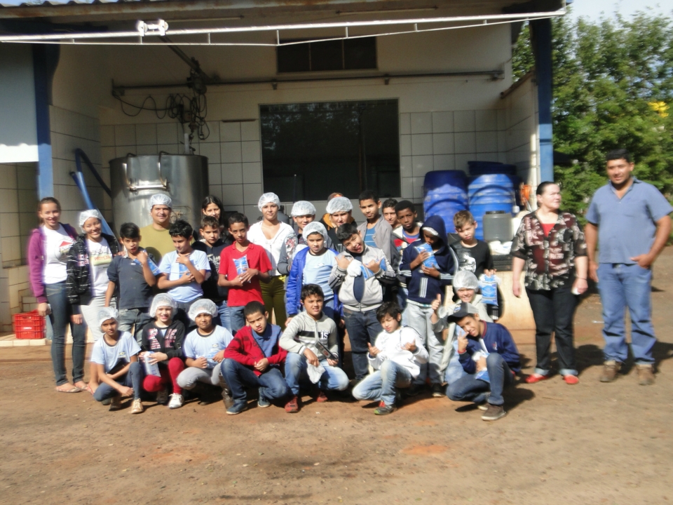 Alunos do Distrito PANA visita Laticínio Eldorado