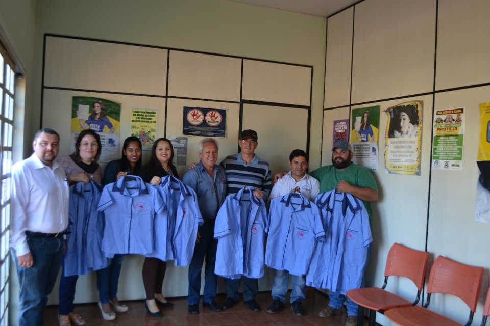 Vereador Edir Alves Mesquita faz doação de uniformes para o Conselho Tutelar Vereador Edir Alves Mesquita faz doação de uniformes para o Conselho Tutelar