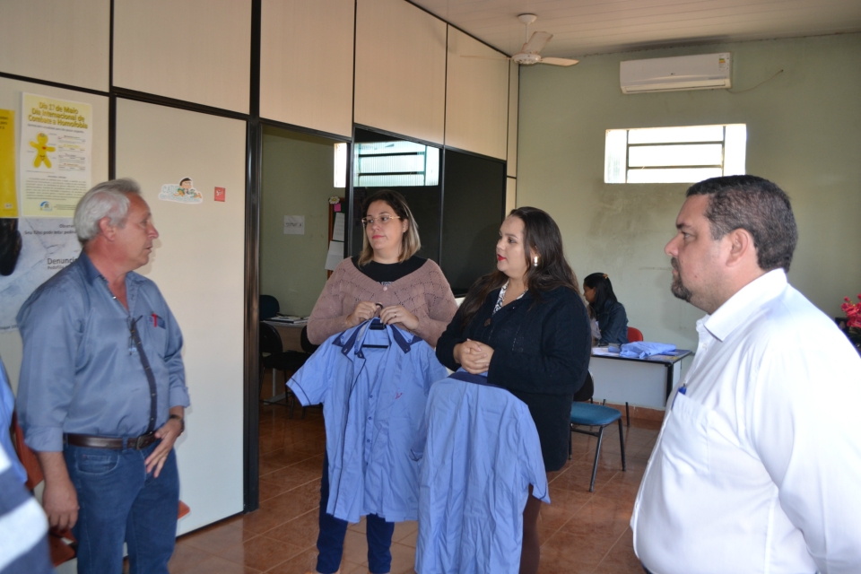 Vereador Edir Alves Mesquita faz doação de uniformes para o Conselho Tutelar Vereador Edir Alves Mesquita faz doação de uniformes para o Conselho Tutelar