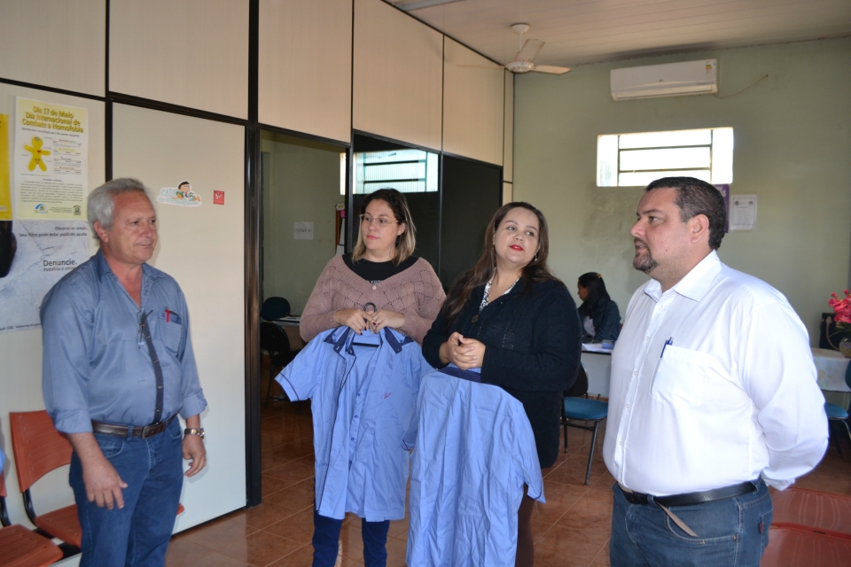 Vereador Edir Alves Mesquita faz doação de uniformes para o Conselho Tutelar Vereador Edir Alves Mesquita faz doação de uniformes para o Conselho Tutelar