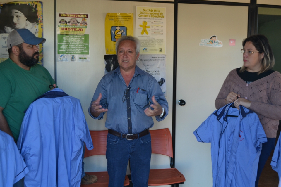 Vereador Edir Alves Mesquita faz doação de uniformes para o Conselho Tutelar Vereador Edir Alves Mesquita faz doação de uniformes para o Conselho Tutelar