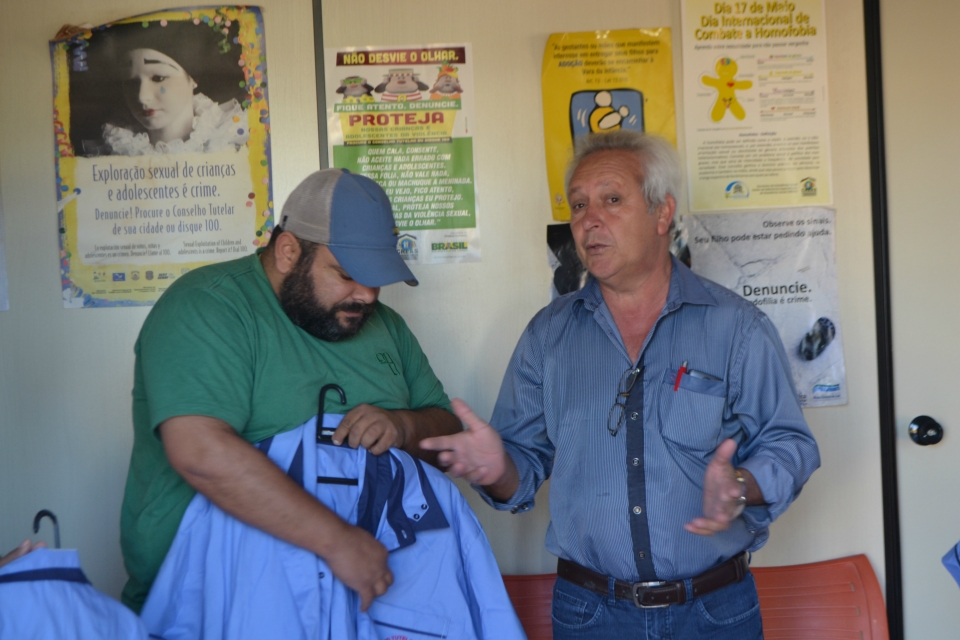 Vereador Edir Alves Mesquita faz doação de uniformes para o Conselho Tutelar Vereador Edir Alves Mesquita faz doação de uniformes para o Conselho Tutelar