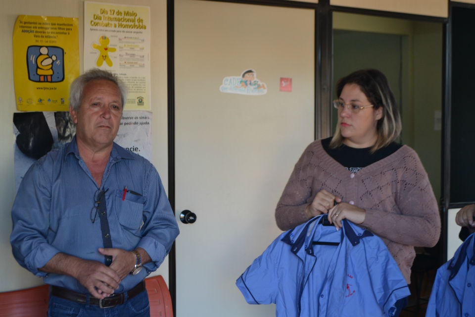 Vereador Edir Alves Mesquita faz doação de uniformes para o Conselho Tutelar Vereador Edir Alves Mesquita faz doação de uniformes para o Conselho Tutelar