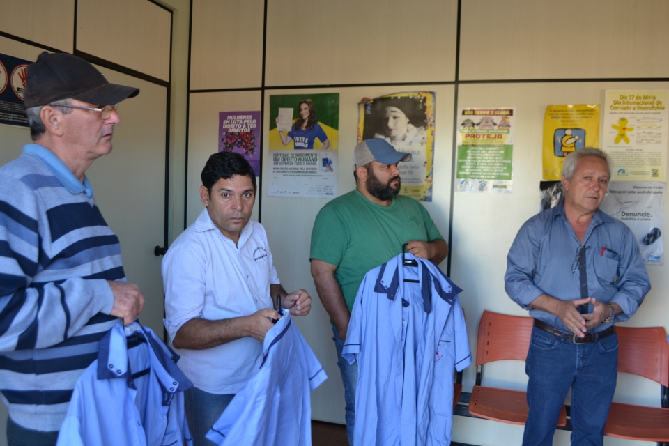 Vereador Edir Alves Mesquita faz doação de uniformes para o Conselho Tutelar Vereador Edir Alves Mesquita faz doação de uniformes para o Conselho Tutelar