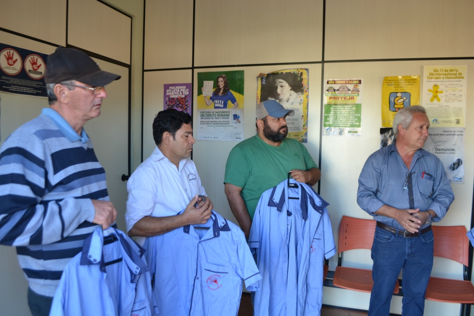 Vereador Edir Alves Mesquita faz doação de uniformes para o Conselho Tutelar Vereador Edir Alves Mesquita faz doação de uniformes para o Conselho Tutelar