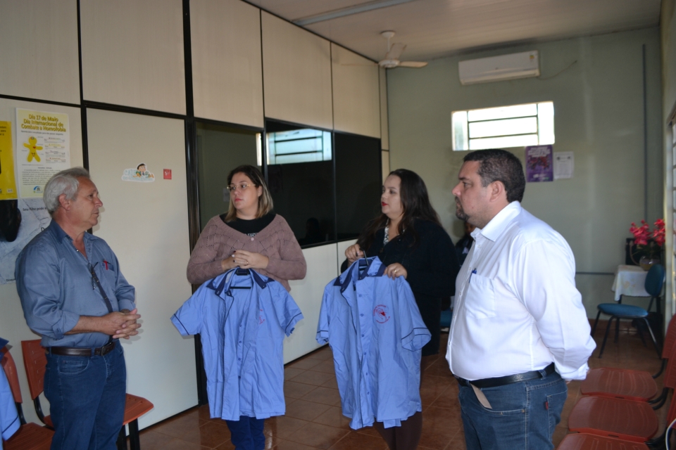 Vereador Edir Alves Mesquita faz doação de uniformes para o Conselho Tutelar Vereador Edir Alves Mesquita faz doação de uniformes para o Conselho Tutelar