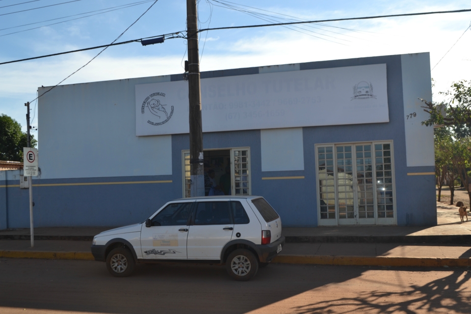 Vereador Edir Alves Mesquita faz doação de uniformes para o Conselho Tutelar Vereador Edir Alves Mesquita faz doação de uniformes para o Conselho Tutelar