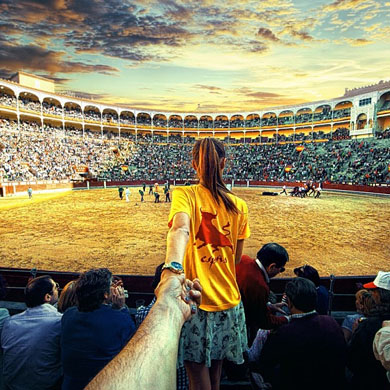 Fotógrafo registra namorada passeando pelo mundo