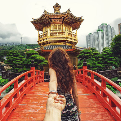 Fotógrafo registra namorada passeando pelo mundo