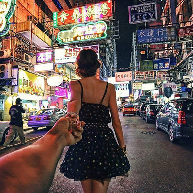 Fotógrafo registra namorada passeando pelo mundo