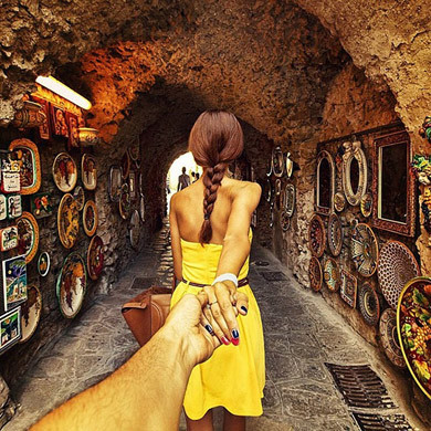 Fotógrafo registra namorada passeando pelo mundo
