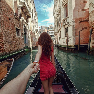 Fotógrafo registra namorada passeando pelo mundo