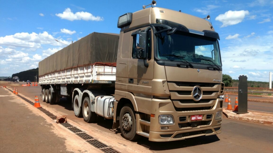 Carreta é apreendida com cocaína, fuzis e munições