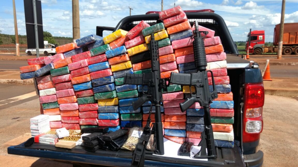 Carreta é apreendida com cocaína, fuzis e munições
