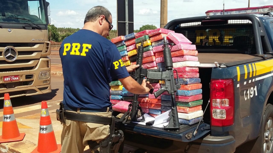 Carreta é apreendida com cocaína, fuzis e munições