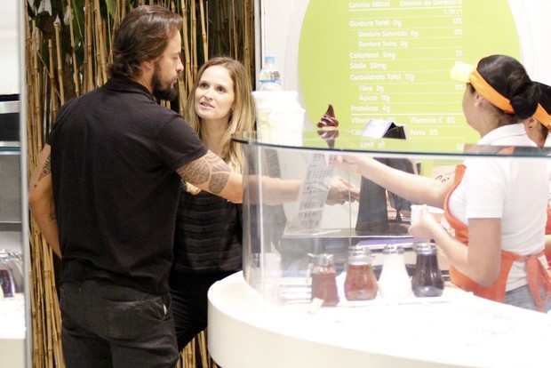 De novo? Paulinho Vilhena circula com Fabíula Nascimento De novo? Paulinho Vilhena circula com Fabíula Nascimento