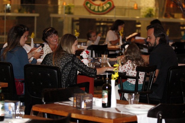 De novo? Paulinho Vilhena circula com Fabíula Nascimento De novo? Paulinho Vilhena circula com Fabíula Nascimento