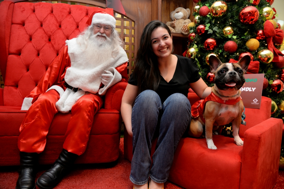 Clientes de shopping levam seus pets para tirar fotos com o Papai Noel