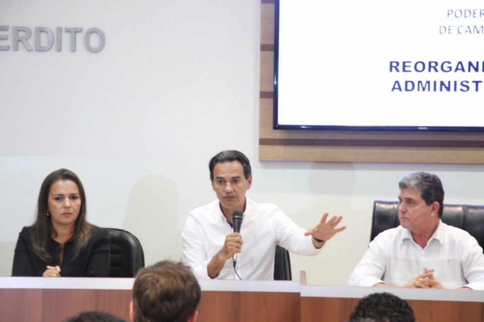 Marquinhos entrega reforma à Câmara e anuncia corte de 30% no número de comissionados Marquinhos entrega reforma à Câmara e anuncia corte de 30% no número de comissionados