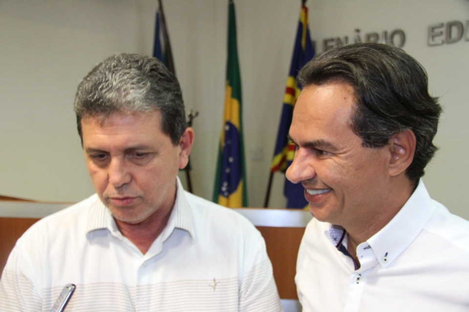Marquinhos entrega reforma à Câmara e anuncia corte de 30% no número de comissionados Marquinhos entrega reforma à Câmara e anuncia corte de 30% no número de comissionados