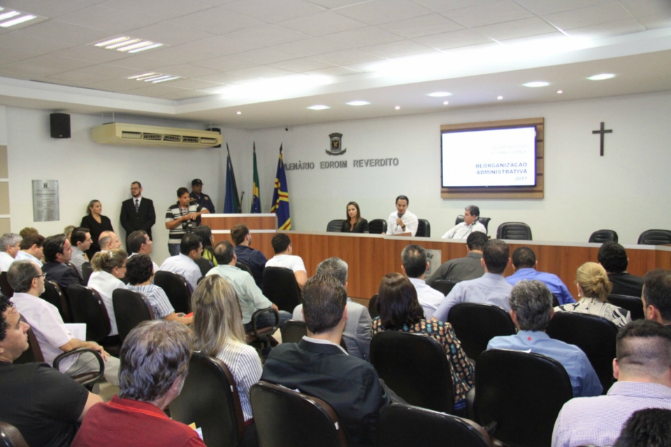 Marquinhos entrega reforma à Câmara e anuncia corte de 30% no número de comissionados Marquinhos entrega reforma à Câmara e anuncia corte de 30% no número de comissionados