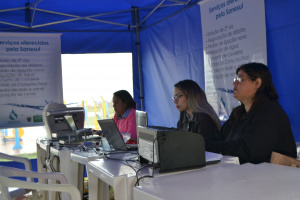 O escritório móvel “Procon na Rua” juntamente com a tenda da Energisa e Sanesul estão em Nova Alvorada do Sul Foto: Adriel Filipe