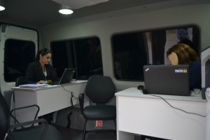 O escritório móvel “Procon na Rua” juntamente com a tenda da Energisa e Sanesul estão em Nova Alvorada do Sul Foto: Adriel Filipe