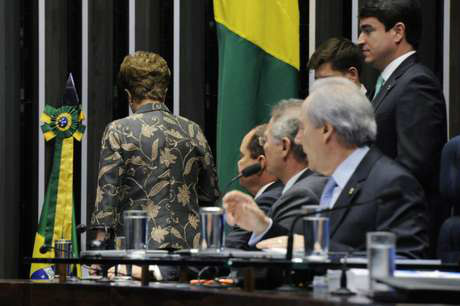 Dilma pede que STF anule sessão no Senado Dilma pede que STF anule sessão no Senado