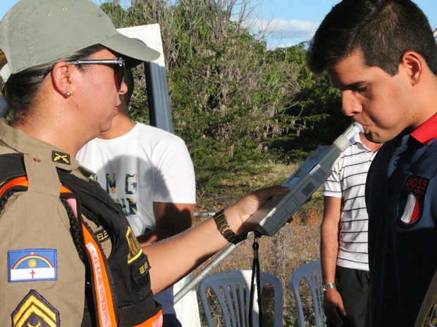 Motoristas realizam o teste com etilômetro em Petrolina (Foto: Taisa Alencar / G1)